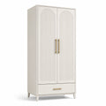 Armoire en bois blanche avec poignées métalliques