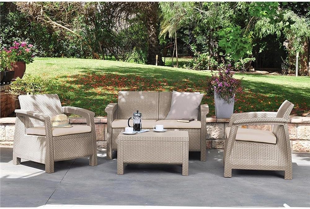 Salon de jardin, réalisé avec Finition tressée – Keter, composé de Deux fauteuils, canapé et Table Basse, Coussins Inclus